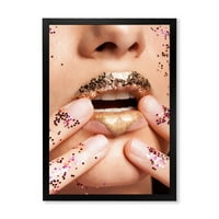 עיצוב אמנות 'נקבה עם שפתיים זהובות ונצנצים על ידיה' הדפס אמנות ממוסגר מודרני